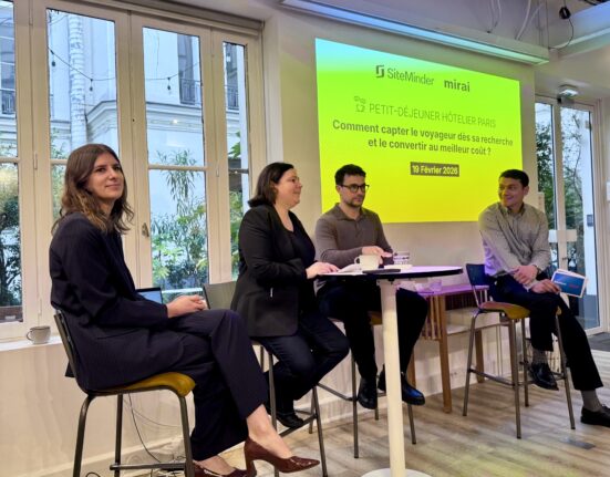 Quatre personnes du secteur de l'hôtellerie lors d'une table ronde.