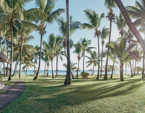 Un bungalow de l'hôtel La Pirogue, hôtel 4 étoiles, devant la plage.