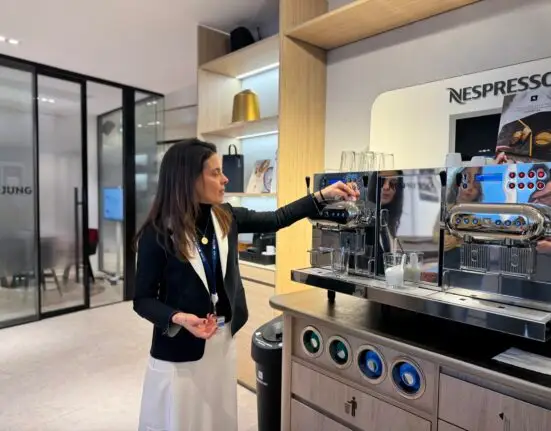 Renata De Stefano, directrice générale de Nespresso Professionnel, devant une machine professionnelle Nespresso.