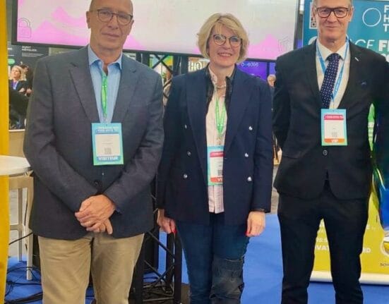 De g. à d. : Pascal Buchner (Président de HCommunity), Catherine Quérard (Présidente du GHR) et François Gauthier (Vice-Président du GHR).