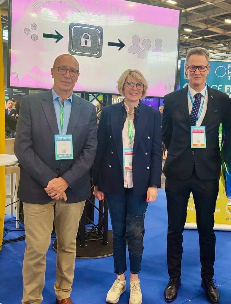 De g. à d. : Pascal Buchner (Président de HCommunity), Catherine Quérard (Présidente du GHR) et François Gauthier (Vice-Président du GHR).