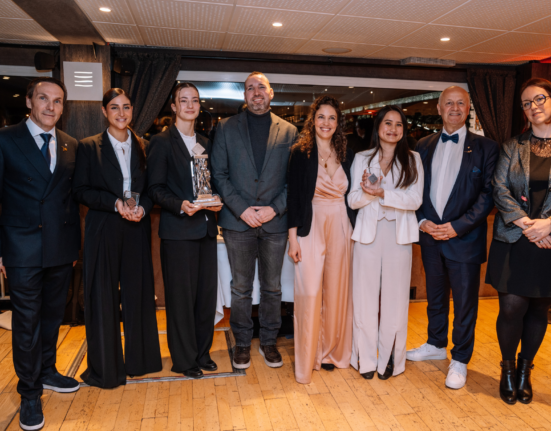 Le podium du 24e trophée CDRE France, de gauche à droite : Jérôme Bourdais (président CDRE France), Lou Corda (3e), Solenn Denigot (lauréate), David Dortu, Chanael Lenoir, Christina Truong (finalise à la deuxième position), Freddy Zerbib et Maude Joubert (Présidente CDRE France Région Rhône Alpes). ©Sébastien Renucci