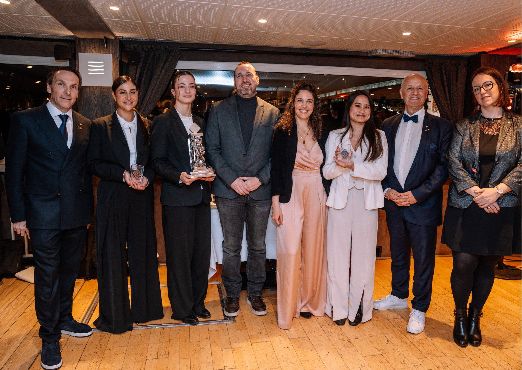 Le podium du 24e trophée CDRE France, de gauche à droite : Jérôme Bourdais (président CDRE France), Lou Corda (3e), Solenn Denigot (lauréate), David Dortu, Chanael Lenoir, Christina Truong (finalise à la deuxième position), Freddy Zerbib et Maude Joubert (Présidente CDRE France Région Rhône Alpes). ©Sébastien Renucci
